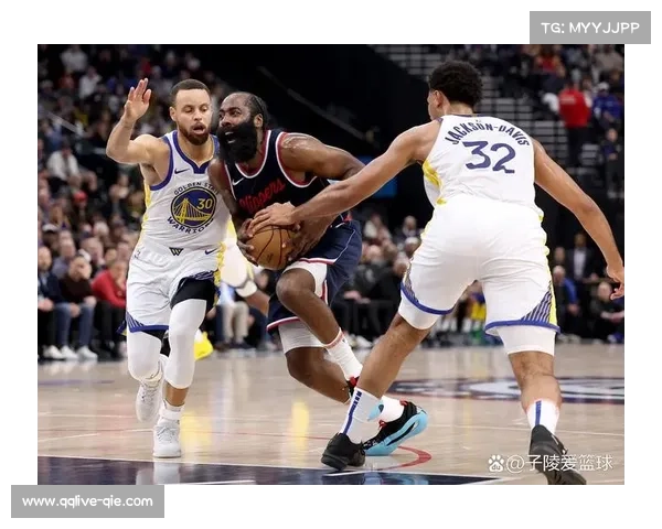 快船险胜勇士季前赛首战三分之差揭示两队激烈竞争态势