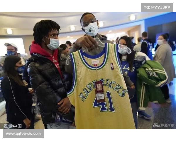 球迷无人机表演致敬诺维茨基，独行侠主场举办41号球衣退役