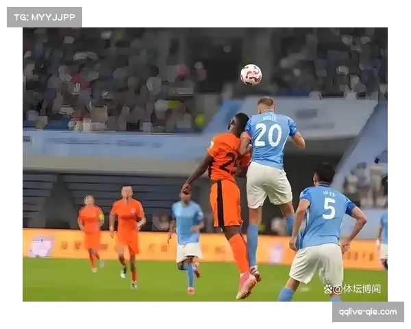 赛场花絮：大雨中深圳新鹏城主场草皮积水，比赛两度中断